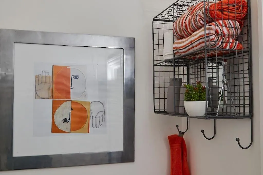 Lovely Chique Newcastle Abode - Sleeps 4 - First Floor
